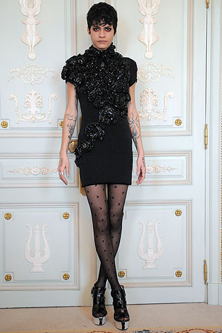 Vestido corto negro con aplique de flores bordadas Jazmine Di Milo
